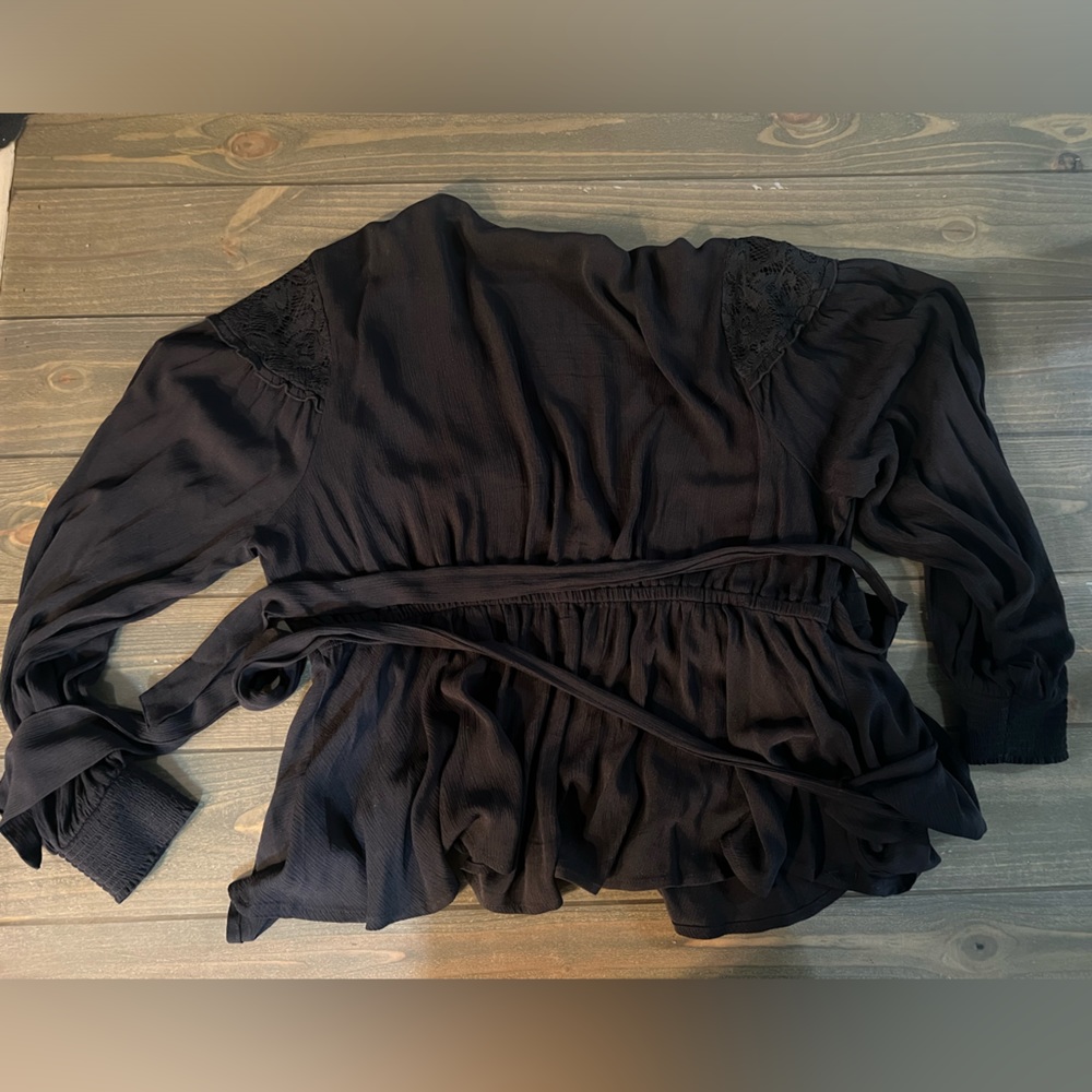Torrid Black Crinkle Gauze Lace Wrap Top – Size 2 (2X) – Surplice - Picture 5 of 5